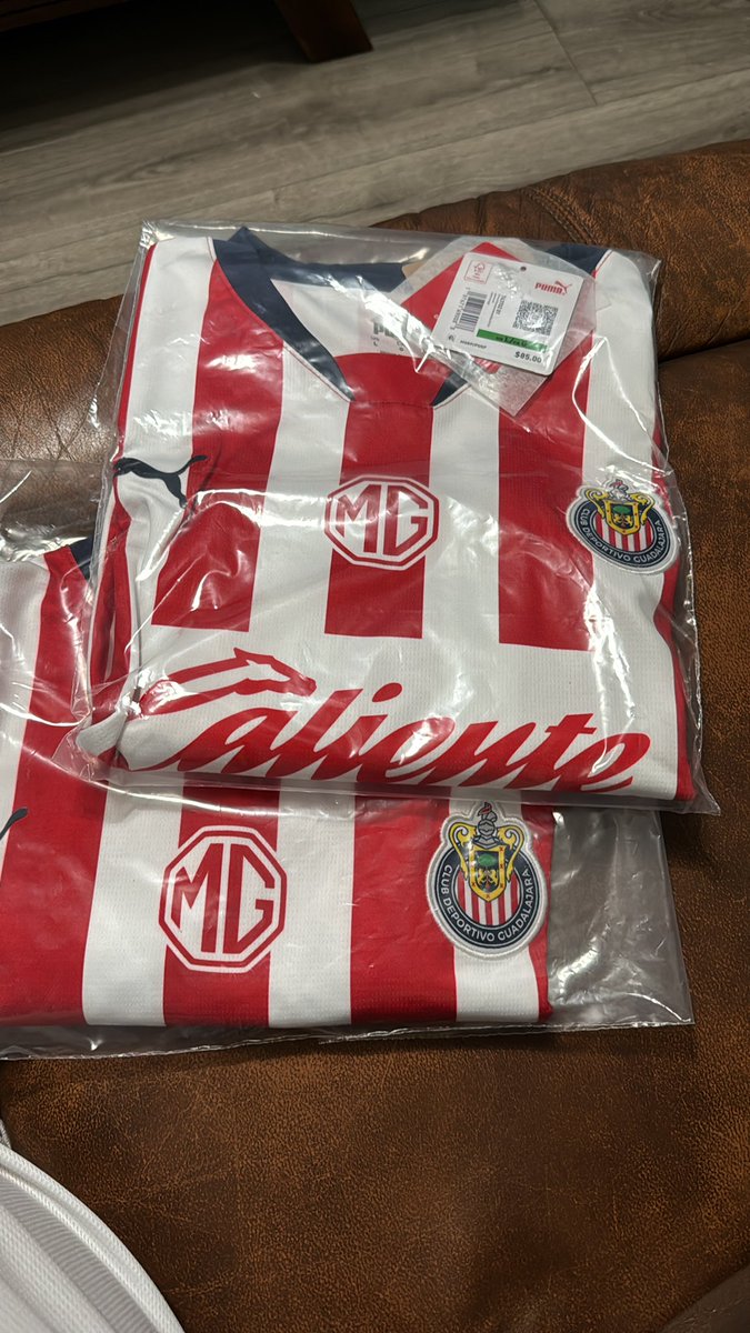 t0be9's tweet photo. Llegó la #nuevapiel @Chivas 😍 https://t.co/5AlpTqFKKd