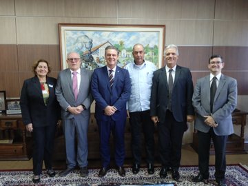 El Ministro de la Agricultura Ydael Jesús Pérez Brito,  se reúne con el Sr. Carlos Favaro. Ministro de Estado de Agricultura y Ganadería (MAPA). de Brasil. #AgriculturaCubana <a href="/YdaelB/">Ydael Pérez Brito</a> <a href="/RamnMonte1/">José Ramón Monteagudo Ruiz</a> <a href="/Rodolfo38125048/">Rodolfo Rodriguez Expósito</a> <a href="/LuisMonteroMus1/">Luis Montero Mustelier</a> 
 <a href="/JorgeLuisTapiaF/">Jorge Luis Tapia Fonseca</a>