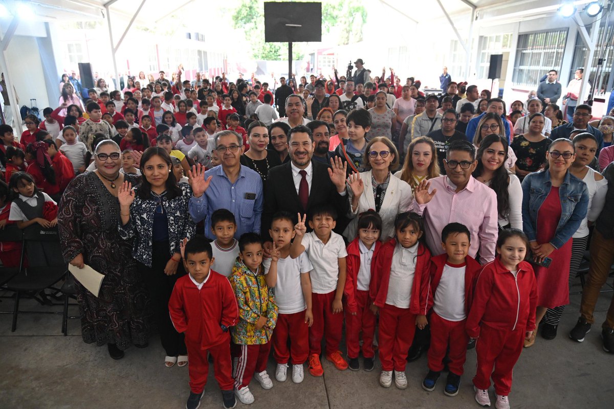 martibatres's tweet photo. Esta mañana entregué una obra de rehabilitación mayor por 17 millones de pesos de la escuela primaria "Bandera Nacional", ubicada en la alcaldía Iztapalapa.

Se renovaron vigas, columnas, estructuras de acero, techos, pisos, acabados, pintura e impermeabilizante.

Los espacios adecuados, seguros y agradables son indispensables para que las niñas y los niños puedan aprender. 

#GobiernoConAcentoSocial