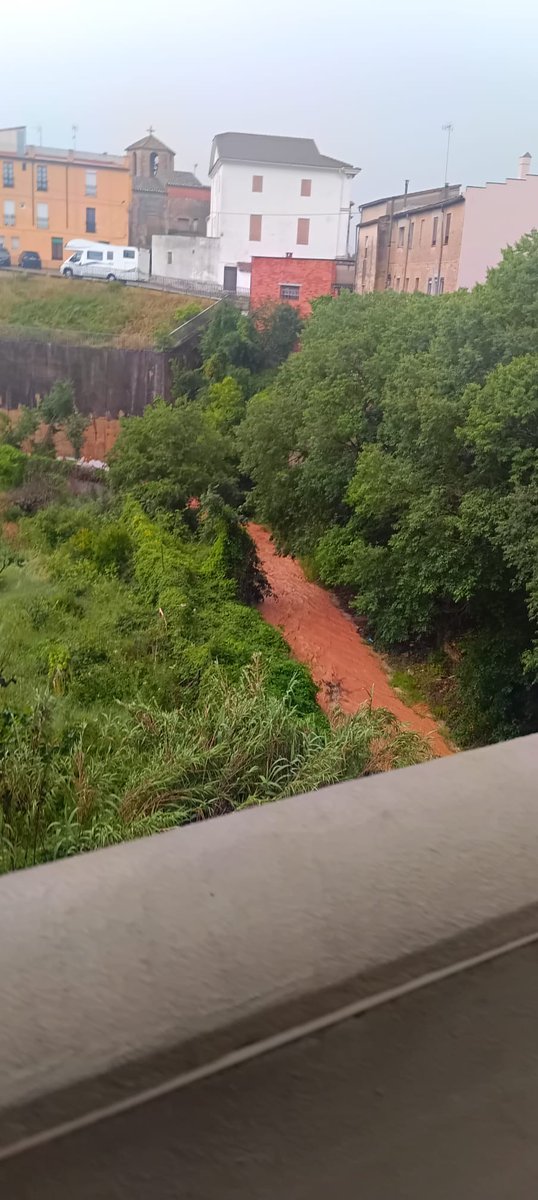 francesc_trans's tweet photo. @peremeteo A Torrelavit, sobre les 20 h., ha caigut un bon xàfec, durant 20-30 min. aprox.
Amb el pluviòmetre no oficial de casa, 34 litres.
Ara, i torna !! 
Fotos d'en @PatidorsCE https://t.co/ZMS51SFHNw