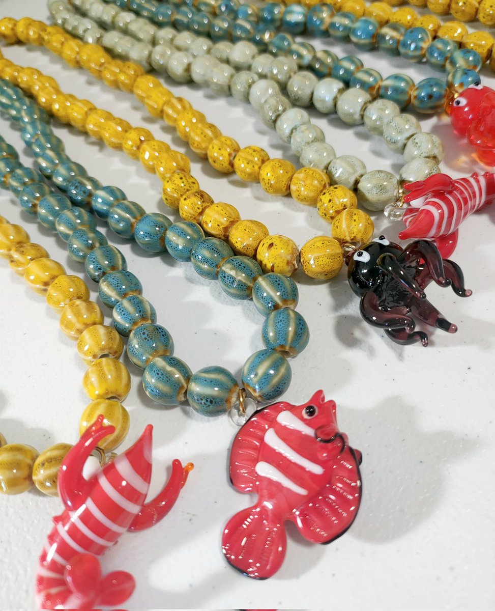 Pasamos poco por aquí pero tenemos que contaros que los collares del verano...esos..los de cerámica con sus estrellitas de mar ⭐ y 🐙 y 🐟 y demás ...LOS TENEMOS! 
Todos, toditos en nuestra web
diecisietecosas.com