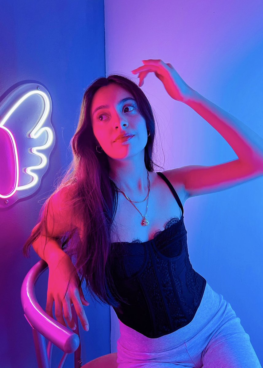 sin6n_'s tweet photo. tv girl referencia?!?! 🙂‍↕️ https://t.co/TKKkEg4lT5