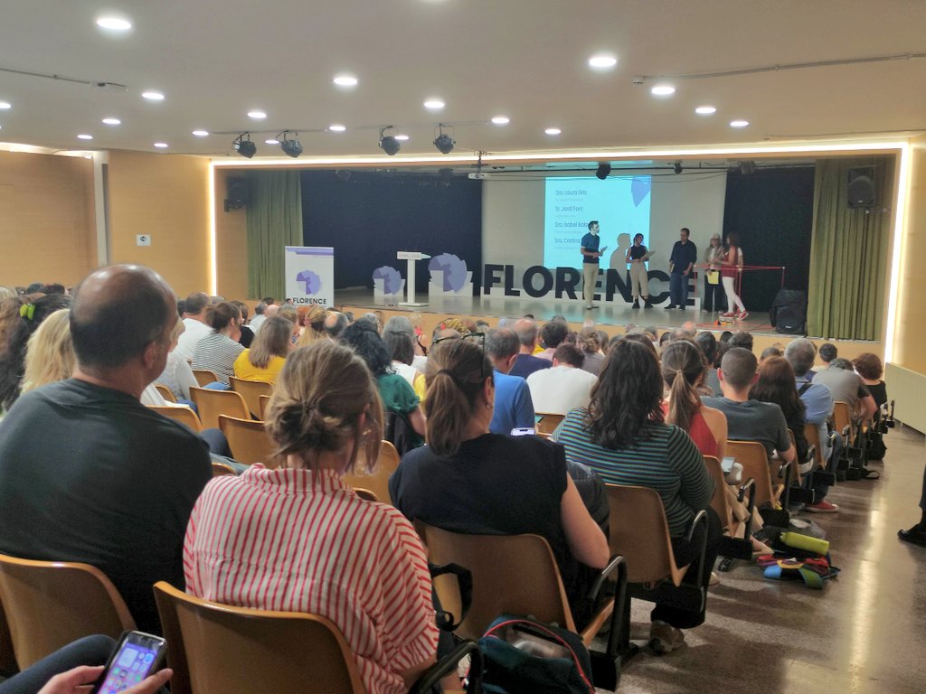 Feemcat's tweet photo. Sala plena a la presentació del programa #Florence per la millora de l'educació matemàtica d'@educaciocat, amb la consellera @AnnaSimo i el gran @AntonAubanell.
Una bona proposta pels centres que tinguin interès a millorar els resultats en matemàtiques @InnovacioE https://t.co/Lq0D5Nrmm5