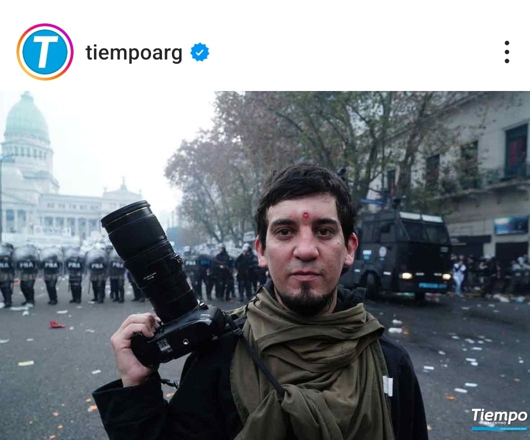 La Policía de Bullrich dispara a los ojos. No queda ninguna duda a que le teme el gobierno. Y cree que cegando a los fotógrafos pondrá una venda a la realidad.

Mi solidaridad con el compañero mariano <a href="/m_dalaison/">Mariano Dalaison</a>.