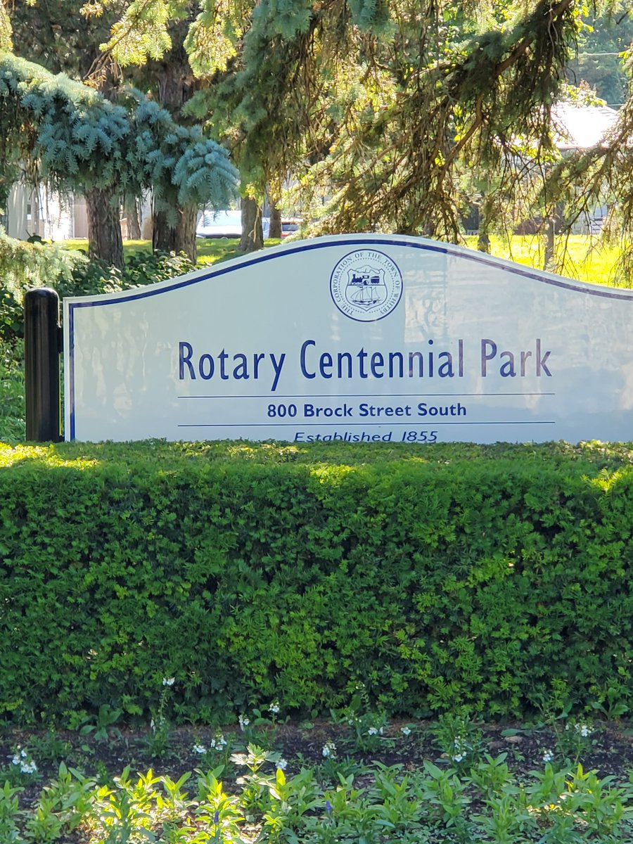 MurdockBig's tweet photo. Rotary Park and Lynde House have fertilizer applied (the little blue dots is fertilizer) and no signs present. Wonder why they don't post the application of fertilizer on Facebook,  so we know when and where? #grass #landscaping @TownofWhitby #dogs https://t.co/44xMvY93IJ
