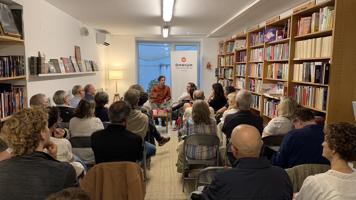 nuriarado's tweet photo. La Noe ha dit que el llibre d’en @tonirodon et treu de la zona de confort i crec que és de les coses boniques que es poden dir d’un llibre. 

Interessant conversa amb l’@ictlogist, la @noeayso i en Toni apreciant els grisos, el matís i la discrepància, sempre #Quinovulguipols https://t.co/QvegQY8Kb4