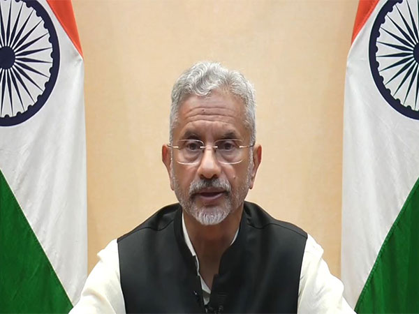 ani_digital's tweet photo. Fire tragedy: Jaishankar speaks to Kuwaiti Foreign Minister, urges early repatriation of mortal remains of Indians
Read @ANI Story | https://t.co/lTF3lm38EK
#MEA #Jaishankar #Kuwait #Kuwaitfire #Indians #KuwaitFM #PMModi https://t.co/HMZpeHtnNA