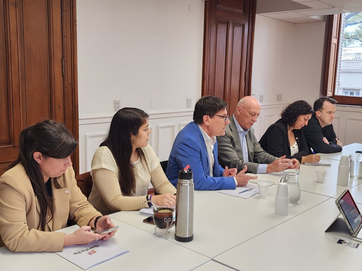 AntonioBonfatti's tweet photo. Junto al bloque Socialistas de @CamaraDipSF, recibimos al Ministro de Educación @goity_jose quien nos contó los planes para mejorar la educación y garantizar 
que los chicos y las chicas estén en las escuelas aprendiendo. #Unidos #Todopordelante https://t.co/jnINsSB09J