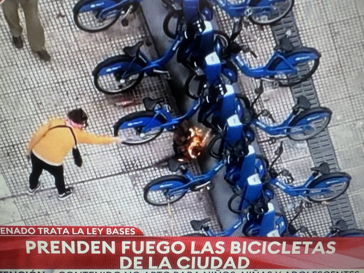 ignacioledesma0's tweet photo. Muere maldita bicicleta neoliberal cómplice de los medios hegemónicos que empobrecen al pueblo y ajustan a los más pobres. https://t.co/RGJH4bx8Yy