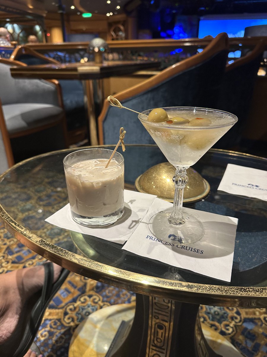 CruzinParadise's tweet photo. It’s Time #Skywalkers #EliteLounge #Cheers @PrincessCruises #ILoveThis 5 o’clock somewhere! https://t.co/kG8RbLcwax