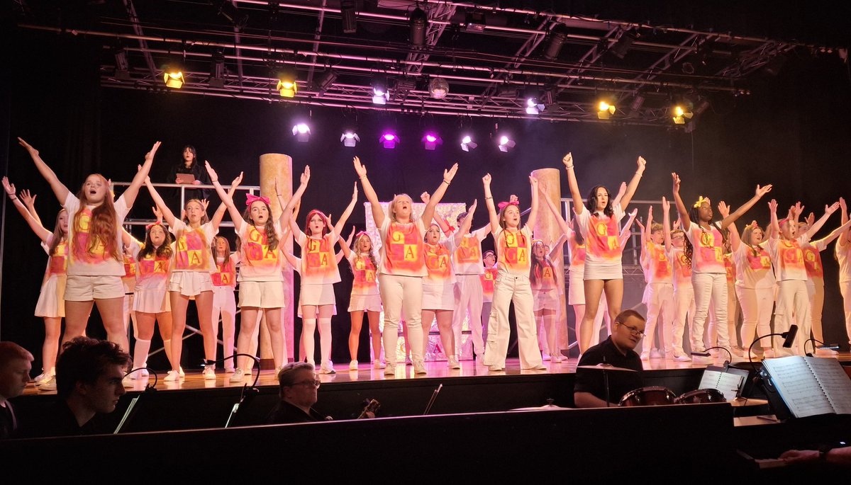 JoMatheson2's tweet image. What a night @show_ghs production of #WeWillRockYou. Was so proud of every single member of the cast and crew, including the amazing teachers whose vision came alive on stage tonight #GHSpride @GrangemouthHS