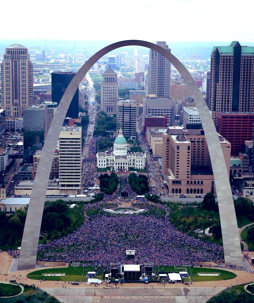 DP_57's tweet photo. Stanley Cup Parade! Can’t believe how many people showed up! #5yearsalready https://t.co/pDY0MtmFg2