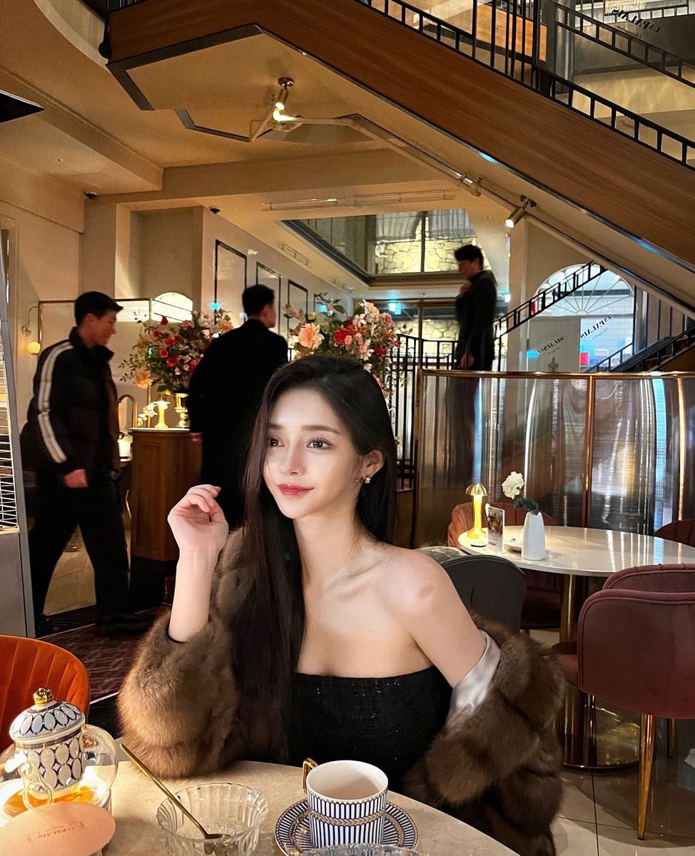 7ilxm__'s tweet photo. やっぱり綺麗系の頂点みたいな美女憧れるよー、早くこれになりたい目標 https://t.co/2mP8Oro0K3
