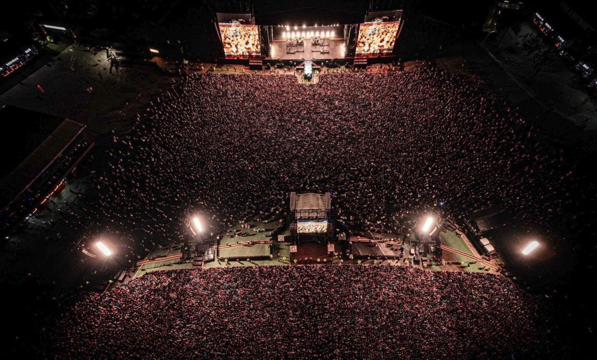 bunburyoficial's tweet photo. Enrique Bunbury, el icónico músico español, hizo vibrar a más de 70 mil fanáticos en el Autódromo Hermanos Rodríguez de la Ciudad de México este fin de semana. El concierto, que se llevó a cabo en un ambiente lleno de energía y emoción, marcó un momento significativo tanto para el artista como para sus seguidores.

https://t.co/696uCfroUD