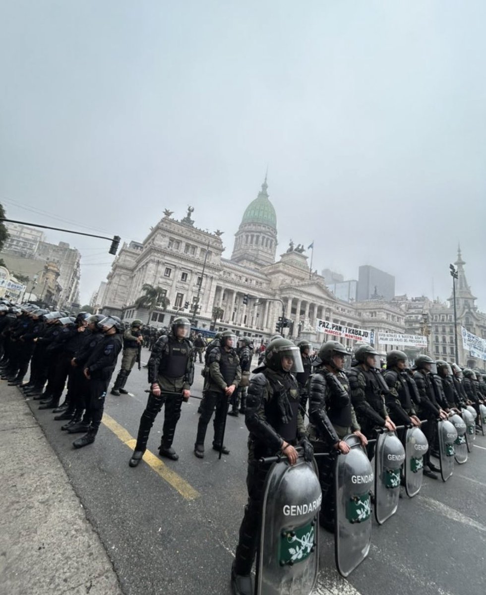 delfifc's tweet photo. Si el Congreso tiene que sesionar vallado y militarizado es porque lo que se está debatiendo adentro va en contra de los intereses de las mayorías. Ya lo dijo mi presidenta hace algunos años pero ustedes no aprenden https://t.co/9s2fMEA08I