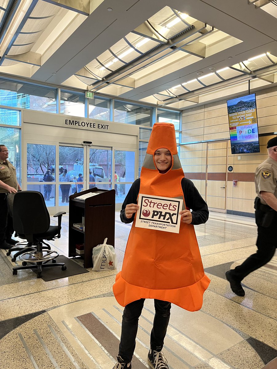CityofPhoenixAZ's tweet photo. It’s Bring Your Child to Work Day here in #PHX! 🧡🌵 Employees are showing their kids how they #DoWorkThatMakesPhoenixWork.

Learn more: https://t.co/XkFzIUQh8t https://t.co/mA1aDAOXJL