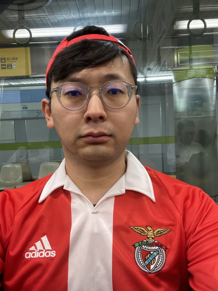 Decoriano20's tweet photo. Bom dia desde Quito/Kyoto. Hoje vou andar com a camisola centenária (2004-2005) 🔴⚪️🦅 O Japa não para/ninguém pára o Japa 🤣 https://t.co/TKFMYYvKSg