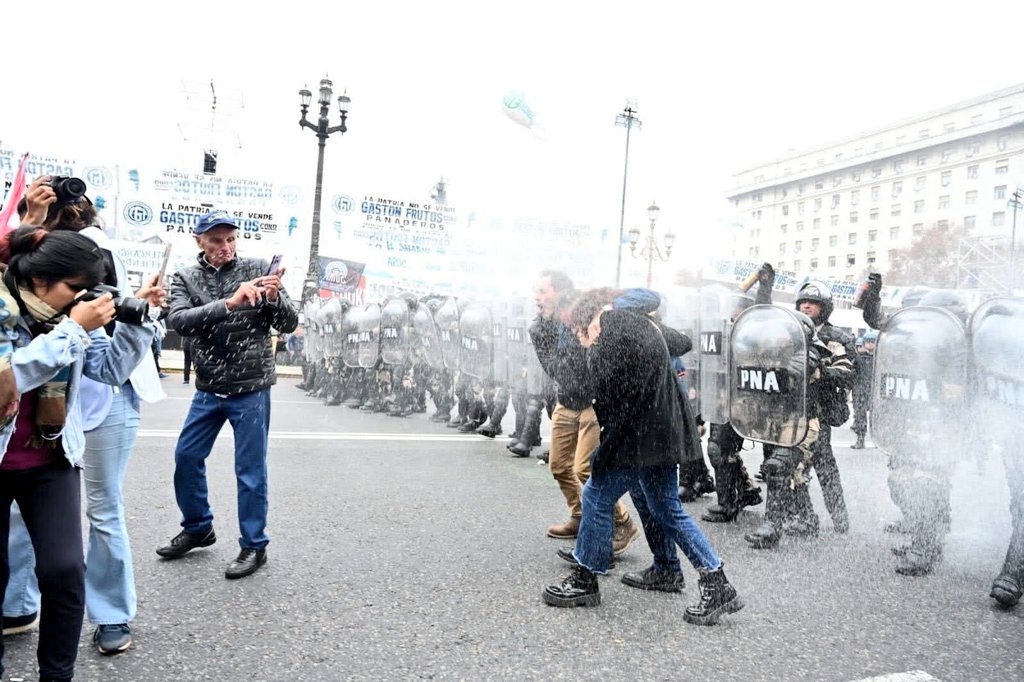 evoespueblo's tweet photo. La represión en contra de hermanas y hermanos argentinos  que se manifiestan pacíficamente frente al Congreso Nacional argentino, en rechazo a una ley antipopular como la Ley Bases, se mantiene.

Es un ejemplo, de la violencia estatal usada para acallar los derechos de las ciudadanas y ciudadanos.

¡Compañeras y compañeros argentinos, no están solos!