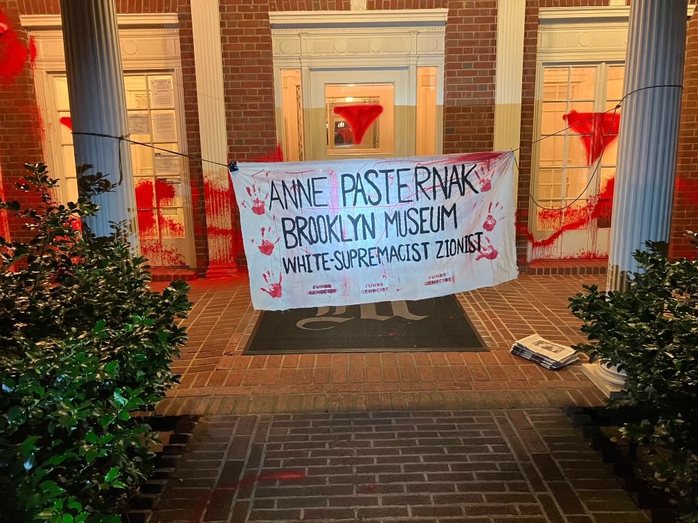 AtticusJazz's tweet photo. Das haben palästinabewegte New Yorker mit dem Haus der Direktorin und Kuratorin des Brooklyn Museums Anne Pasternak angerichtet, weil sie eine Jüdin ist.

Über die Bedeutung des umgekehrten roten Dreiecks:

"Anfang November 2023 tauchte das umgedrehte rote Dreieck als Symbol auf, das in bestimmten Fällen die Unterstützung des gewaltsamen palästinensischen Widerstands gegen Israel signalisieren kann. Es wird sowohl offline als auch online verwendet, manchmal in Form eines Emoji. Das Symbol tauchte erstmals in Propagandavideos der al-Qassam-Brigaden, des militärischen Flügels der Hamas, auf, die Aufnahmen von Hamas-Terroristen zeigten, die israelische Militärziele angriffen. In diesen Videos wies die Hamas mit dem umgedrehten roten Dreieck auf das Ziel hin. Obwohl das Symbol in allgemein pro-palästinensischen Beiträgen in sozialen Medien harmlos verwendet werden kann, wird das umgedrehte rote Dreieck nun in vielen beliebten antizionistischen Memes und politischen Karikaturen als Symbol für die Hamas selbst und zur Verherrlichung ihrer Gewaltanwendung verwendet. So wird das Symbol beispielsweise über einem Bild israelischer Soldaten oder über einem Davidstern platziert, um zu weiterem gewaltsamen Widerstand aufzurufen."

https://t.co/o9GMchqska

Das Symbol wurde auch schon im deutschsprachigen Raum verwendet.

Quelle der Fotos: @StopAntisemites 

Nieder mit dem Postkolonialismus!

Nieder mit Woke!