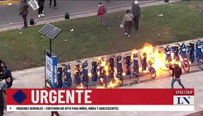 la_corrientep's tweet image. Los “defensores del pueblo” tiran piedras, rompen, le pegan a los laburantes y les prenden fuego el auto. Destruyen todo a su paso, como destruyeron el pais.