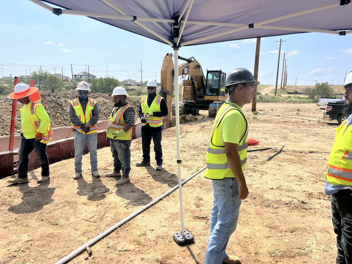TeamGumball5's tweet photo. Imma company man, I suffer with the boys and if I’m about to hit the deck I gtfo of here but I’ll never just sit an AC and watch them work in the scorching heat. #BossTips #Leadership #Infrastructure #SewerRats #WeLayPipe https://t.co/ZjZQsXaBUl