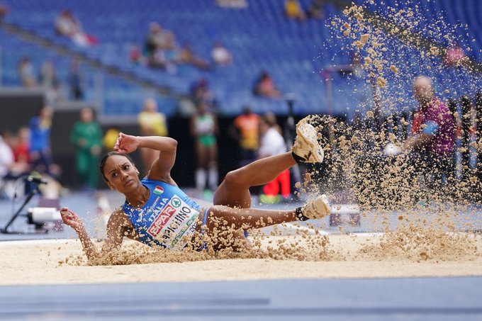 TV2000it's tweet photo. 👟#NEWS - #Atletica #Roma2024 - #Italia 🇮🇹
medaglia d'oro🥇 nella staffetta 4x100 con #Jacobs #Tortu #Meluzzo #Patta
Argento 🥈con Larissa #Iapichino nel lungo
e con la 4x400 con #Sito #Aceti #Meli #Scotti
Bronzo 🥉di #Arese nei 1500
#ItaliaTeam #Roma #Olimpico https://t.co/5W5ozuYlJj
