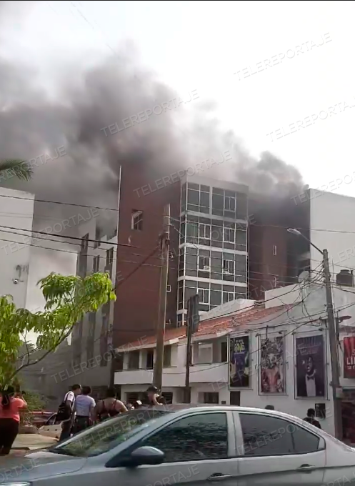 xevtfm's tweet photo. 🔴 #ÚltimoMinuto |  Reportan fuerte incendio en edificio ubicado en calle del Abogado en la colonia #Rovirosa 📍 https://t.co/1d9FzBTW8A