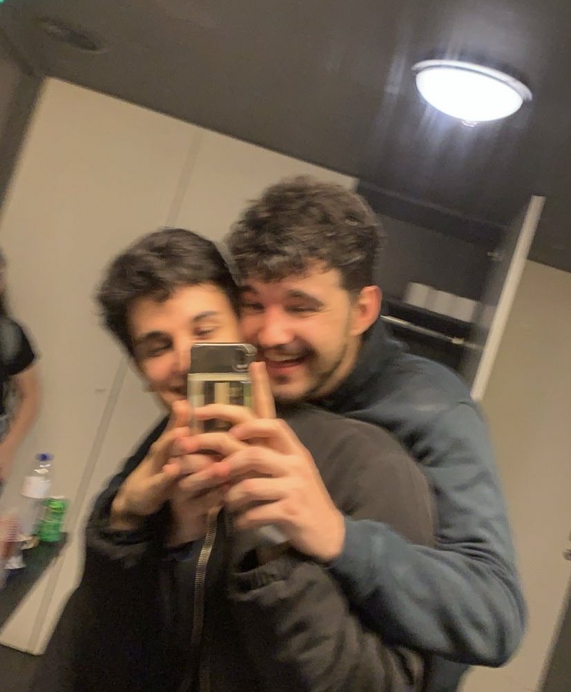 cidadeafoga's tweet image. a gente na era pirata sofrendo e se perguntando “o que o amor vira quando chega o fim?” 

e enquanto isso o cantor…