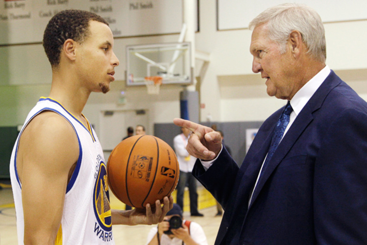 TinEchaide's tweet photo. Tras 2 años como ejecutivo de los Memphis Grizzlies asumió como presidente de los Golden State Warriors. Allí ayudó a construir la dinastía comandada por Steve Kerr y con Stephen Curry como jugador franquicia. En funciones logró 2 de los 4 anillos de los de San Francisco. https://t.co/NWZRnohJWE
