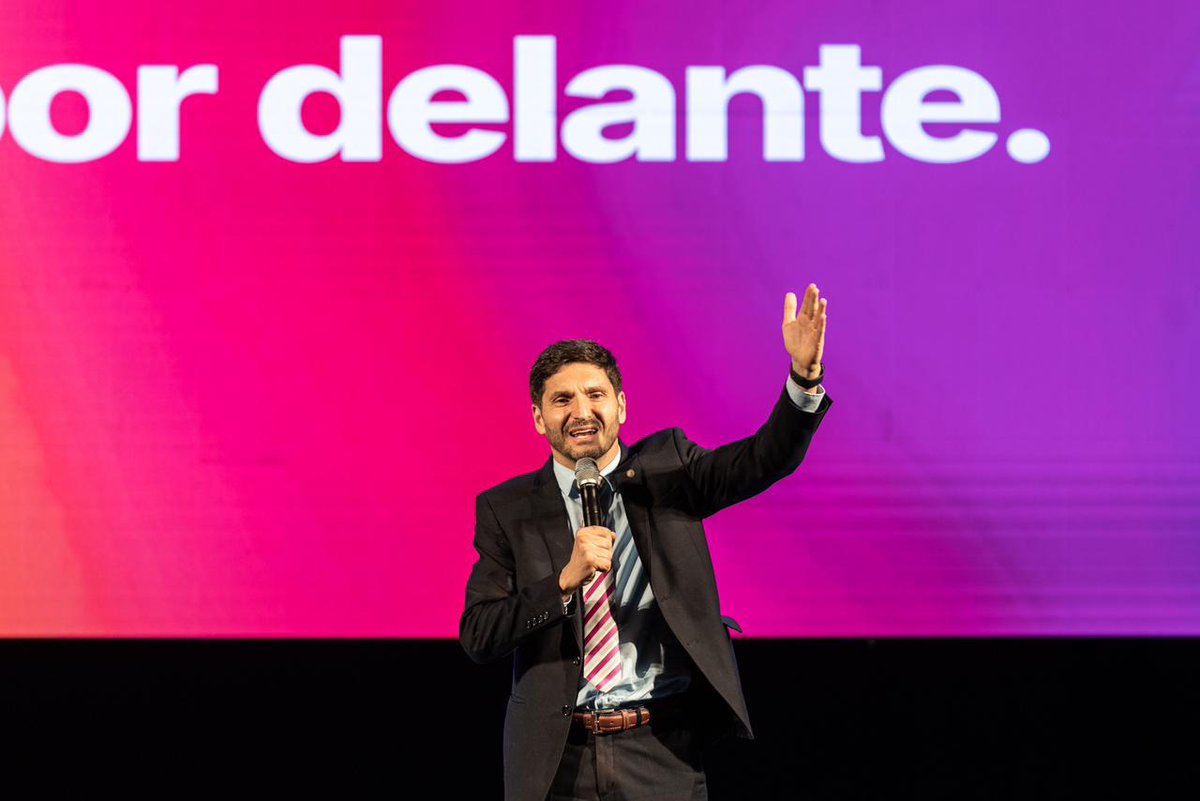 GobSantaFe's tweet photo. @maxipullaro : “Orden, acción y equipo definen estos seis meses de gestión”

El gobernador encabezó, en la ciudad de Santa Fe, un encuentro con integrantes de los ministerios, legisladores y trabajadores de planta de la administración pública central y organismos descentralizados.

“Nos honran que estén aquí participando, que nos apoyen y acompañen”, afirmó en referencia a los representantes de Unidos para Cambiar Santa Fe y agregó: “entendimos que la principal expectativa que tenía la sociedad sobre nuestro gobierno era que pudiésemos poner orden. Santa Fe tiene una potencia increíble y no tiene techo. Nuestra provincia va a liderar la recuperación que va a tener la República Argentina.”

📲🔗Link:https://t.co/5EE4Py877R