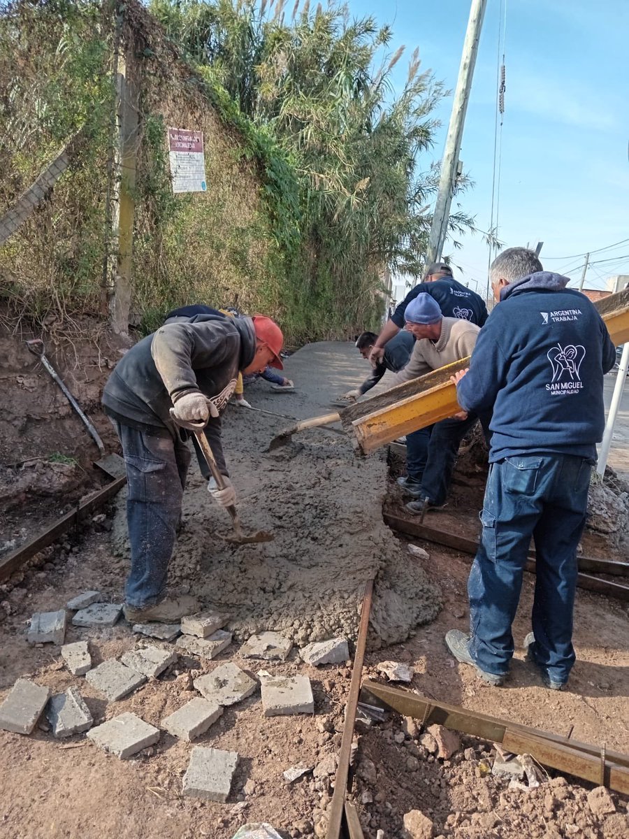 promfamiliarmsm's tweet photo. El equipo de abordaje territorial finalizó con la construcción de veredas en la calle Olegario Andrade, de barrio Barrufaldi. 

Estas obras contribuyen a mejorar la calidad de vida de los vecinos del barrio que transitan por la zona 🚧 https://t.co/fGJ1XRqCCb