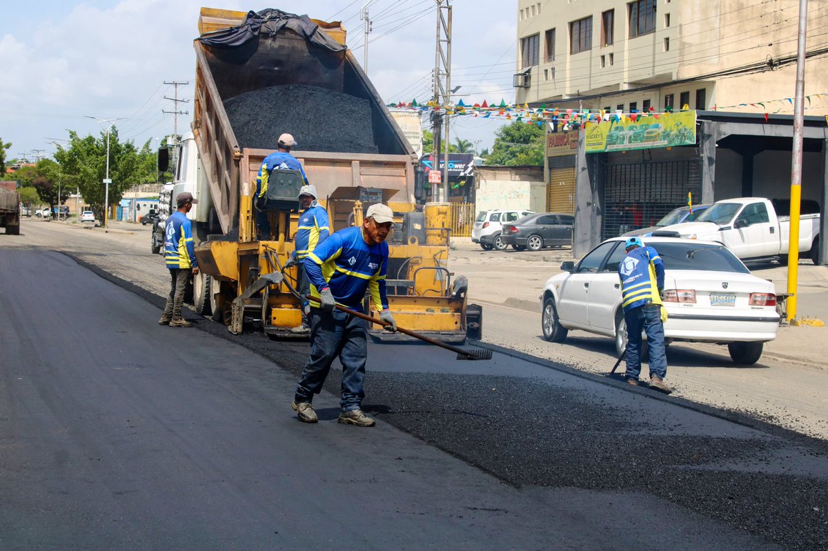 #12Jun El plan de asfalto continúa a toda marcha en la Av . Intercomunal Santiago Mariño tramo César Rodríguez Palencia, con este proyecto de vialidad estamos optimizando las principales arterias viales y las calles de las comunidades de nuestro municipio #CreemosEnNuestraGente