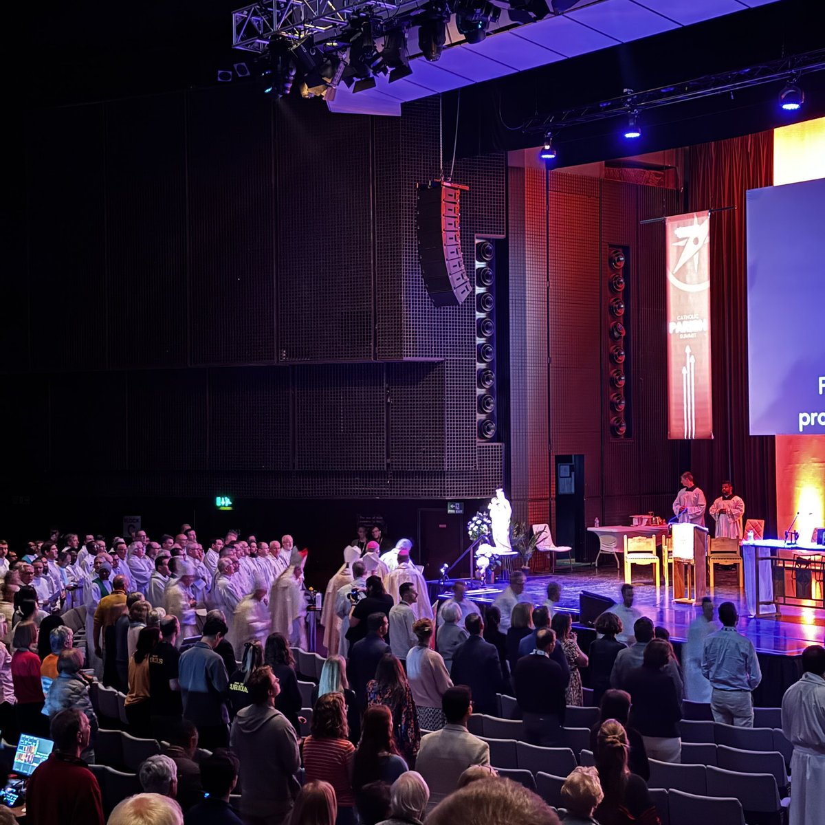 This evening Bishop Marcus celebrated Mass for all of us at the #catholicparishsummit! 🙏

It was a beautiful celebration with worship led by <a href="/OneHope_Project/">One Hope Project</a>! 😁

#ldys #dioceseofleeds