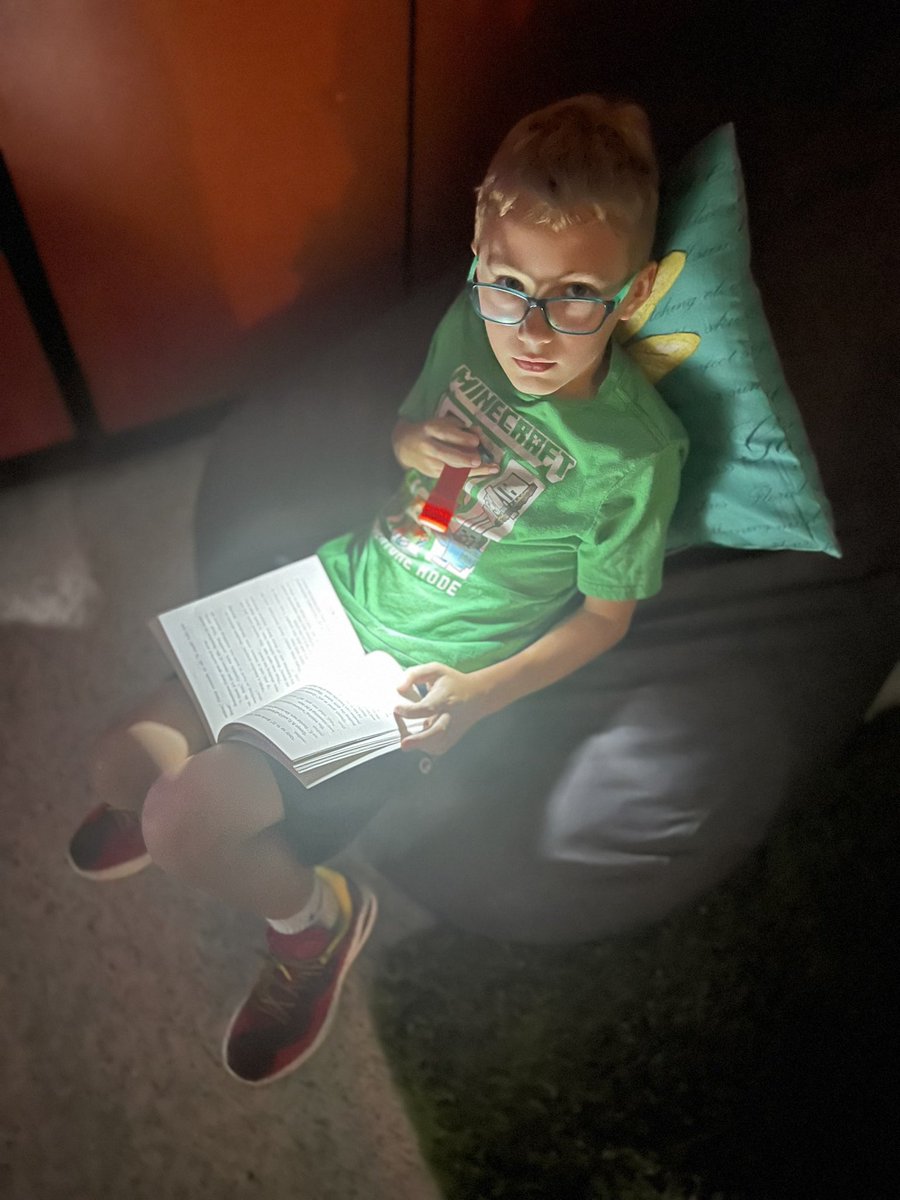 Mrs_S_Johnson24's tweet photo. Flashlight Friday works any day of the week! It’s a student favorite! Squeezing in a few more before the end of the year!  📚 🔦 @BirdneckES1 @vbschools https://t.co/iqgyU8ZsHU