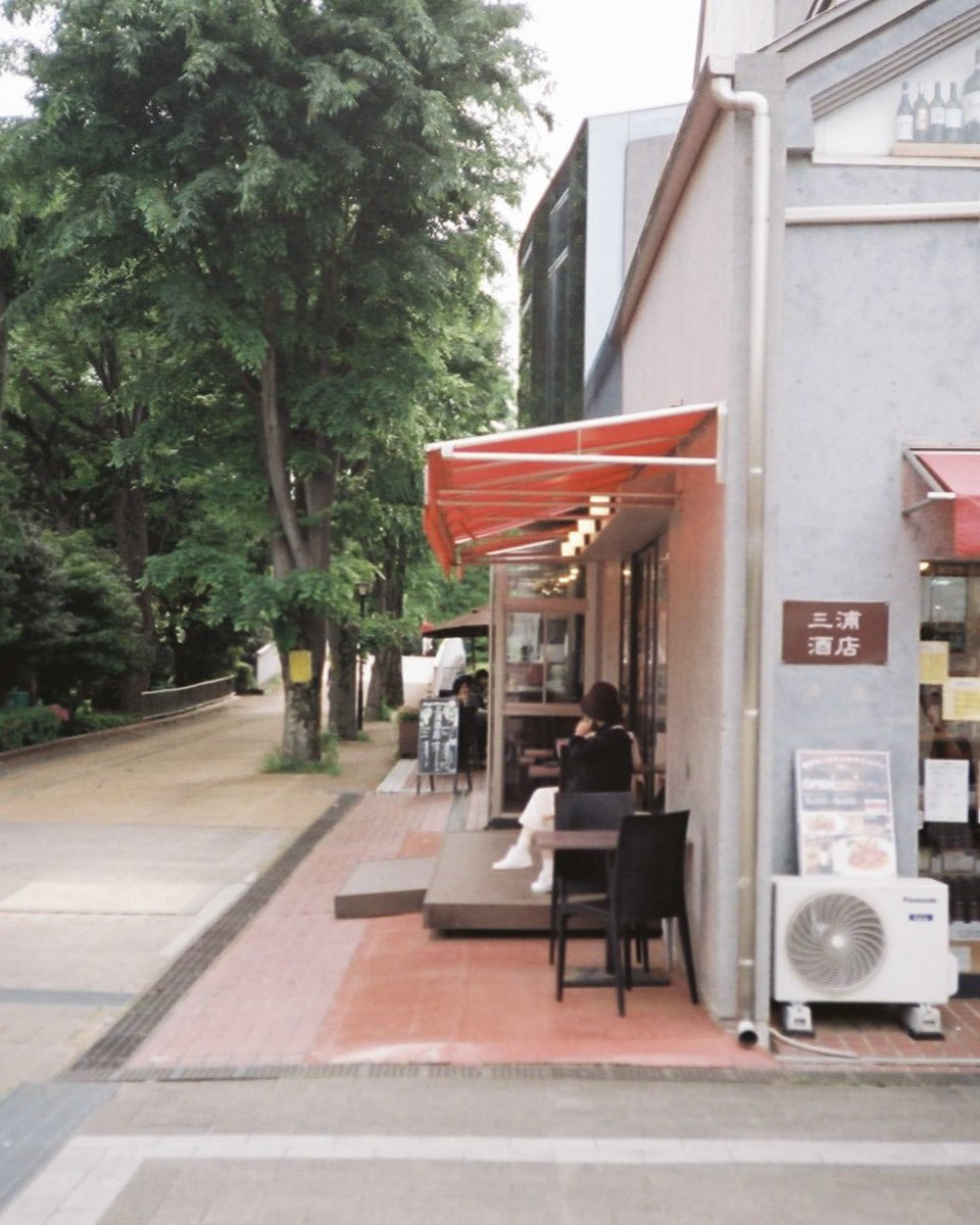 TkZW46's tweet photo. 昼のカフェテラス(ゴッホ風)
#kodakcolorplus
#kyoceraslimt #yashicat4
#フィルム写真 #フィルムカメラ https://t.co/0LP4GG9wfM