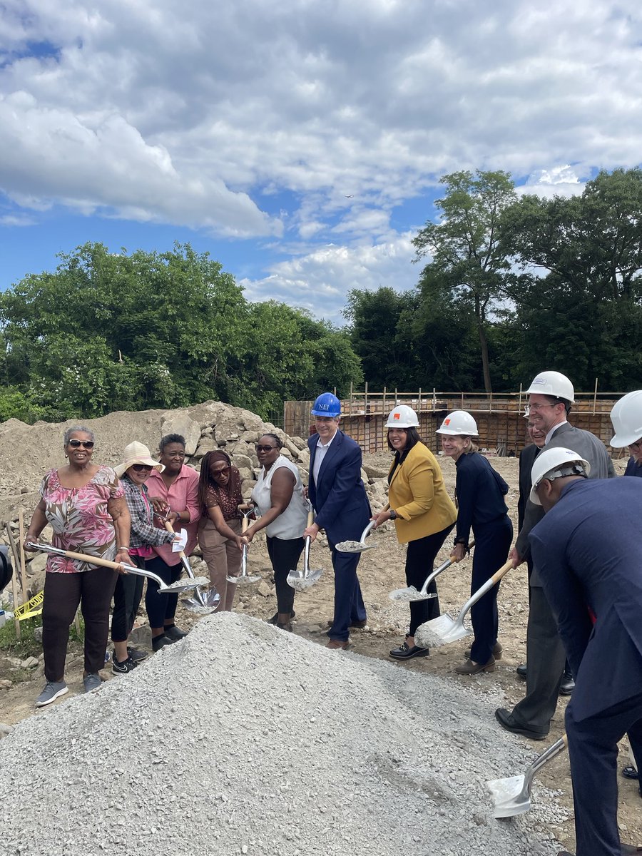 Today, with the River St Civic Association, we celebrated the groundbreaking of new senior housing. City land for public good! Nice job ⁦<a href="/POUATweets/">Planning Office for Urban Affairs (POUA)</a>⁩ ⁦<a href="/cicdhousing/">CICD</a>⁩ ⁦<a href="/MA_EOHLC/">Secretary Ed Augustus Jr.</a>⁩ ⁦<a href="/HUDgov/">Department of Housing and Urban Development</a>⁩ <a href="/CEDACma/">CEDAC</a>⁩ ⁦<a href="/BostonNeighbor/">Office of Housing</a>⁩ ⁦<a href="/AgeStrongBos/">Age Strong</a>⁩ ⁦