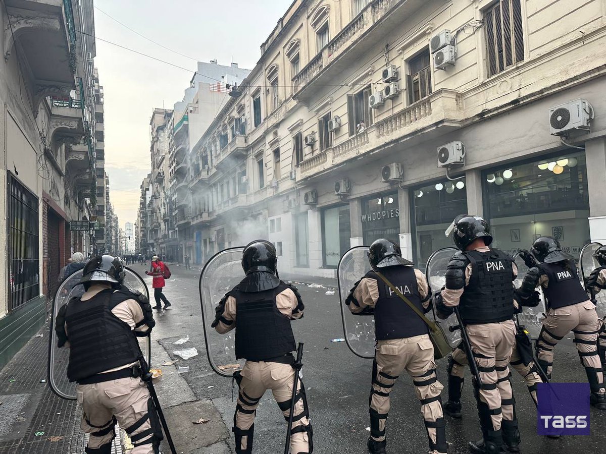 Paolino_84's tweet image. 🇦🇷 Des affrontements ont éclaté lors d'une manifestation anti-gouvernementale en Argentine.

Les manifestants s'opposent à un paquet de réformes visant à déréglementer l'économie.

#Argentine #protestations #police

Abonne-toi  : 
t.me/Paolino_Ham_19…