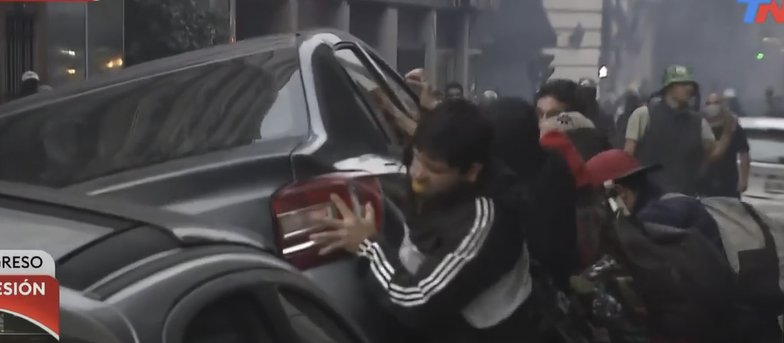 Violencia frente al Congreso. 
TN tiene registro de los rostros de los infiltrados que quemaron los dos autos. 
Por qué no los detienen? 
le echan la culpa y reprimen a la gente que fue a manifestarse pacíficamente en contra de Ley de Bases