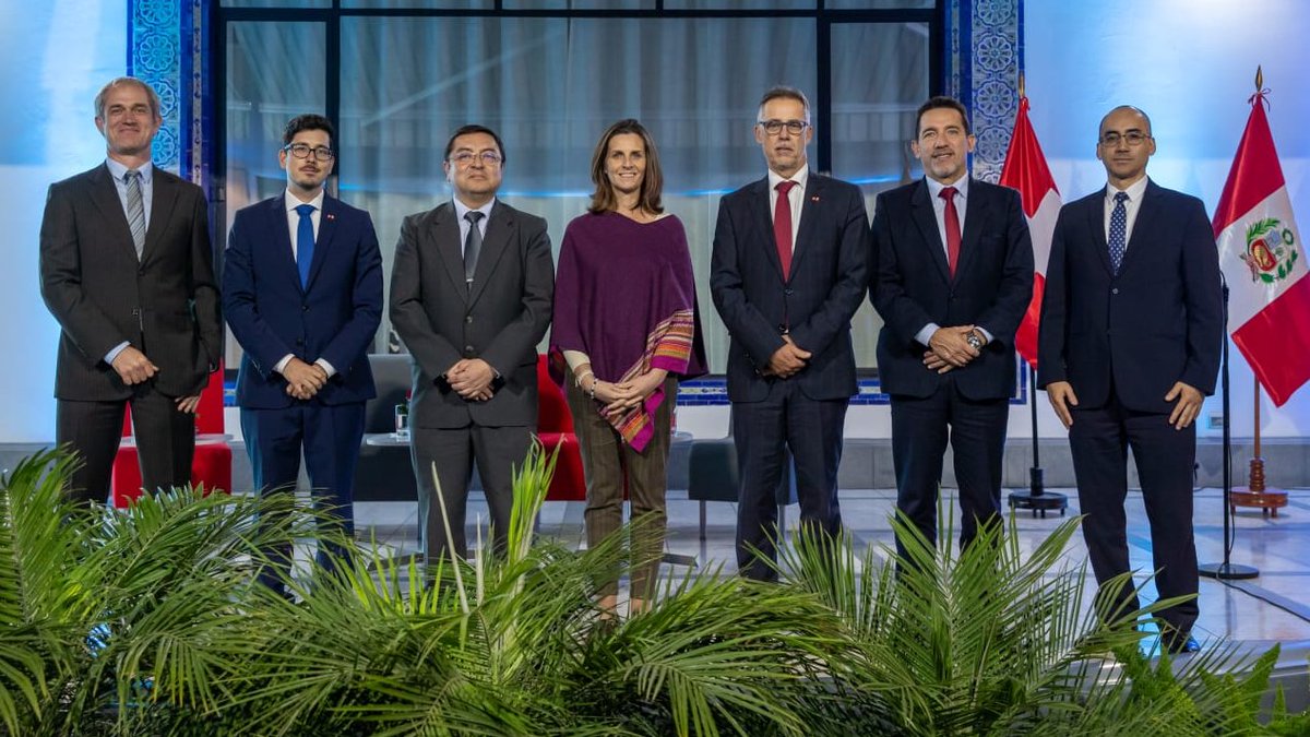 OtassPeru's tweet photo. El director ejecutivo del #Otass, Luis Contreras, participó junto a la ministra del #MVCS, Hania Pérez de Cuéllar, del evento de presentación de resultados de la I Fase del Programa #Secosan, impulsado por la Cooperación Económica Suiza-@SECO_Peru, de la Embajada de Suiza. https://t.co/ro8Is8GDxh