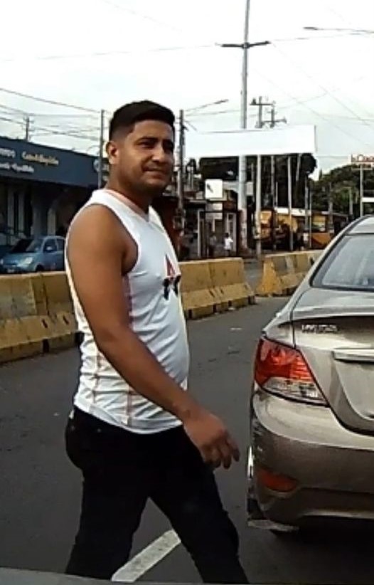 Mientras el lumpen en Nicaragua salga de la cárcel más rápido de lo que entra -cortesía del mico-mandante y El Esperpento- la inseguridad seguirá incontrolable en Nicaragua.
Este es "sólo" ladrón, pero vemos también a violadores y asesinos actuar con total impunidad.