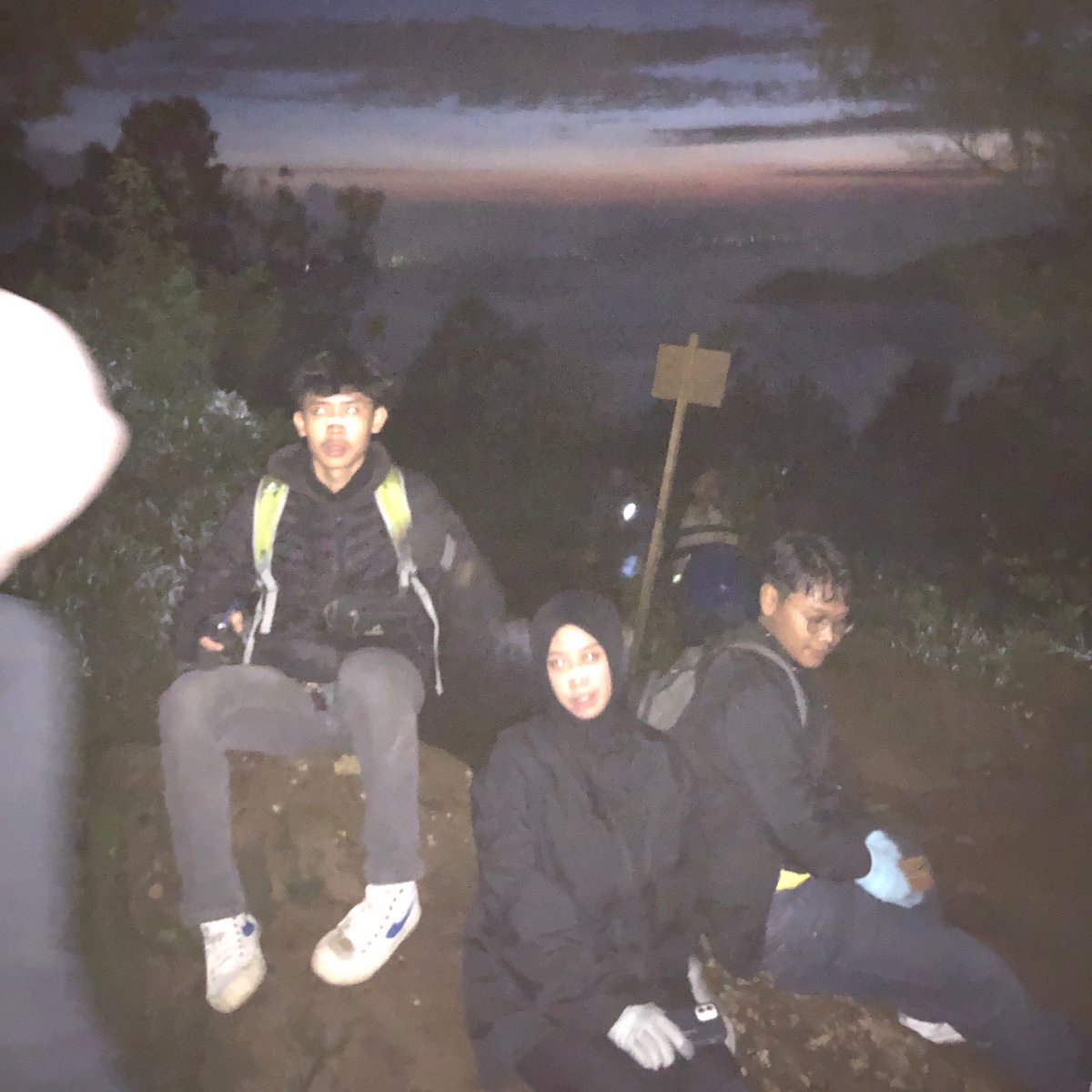 tlthaastgn's tweet photo. Lebih ke dumpp pict bngt sieh ini https://t.co/00J2sseejb