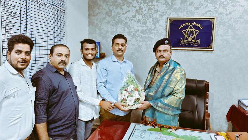 FoundationYadav's tweet photo. भांडुप पुलिस स्टेशन के वरिष्ठ पुलिस निरीक्षक श्री दत्तात्रय रघुनाथ खंडागळे जी को राष्ट्रपति पदक मिलने पर गर्व की अनुभूति के साथ हार्दिक बधाई और शुभकामनाएं। 
युवा यादव फाउंडेशन ने आज उनके कक्ष में मिलकर उनकी इस उपलब्धि के लिए बधाई दी। https://t.co/IkiS2Be6iG