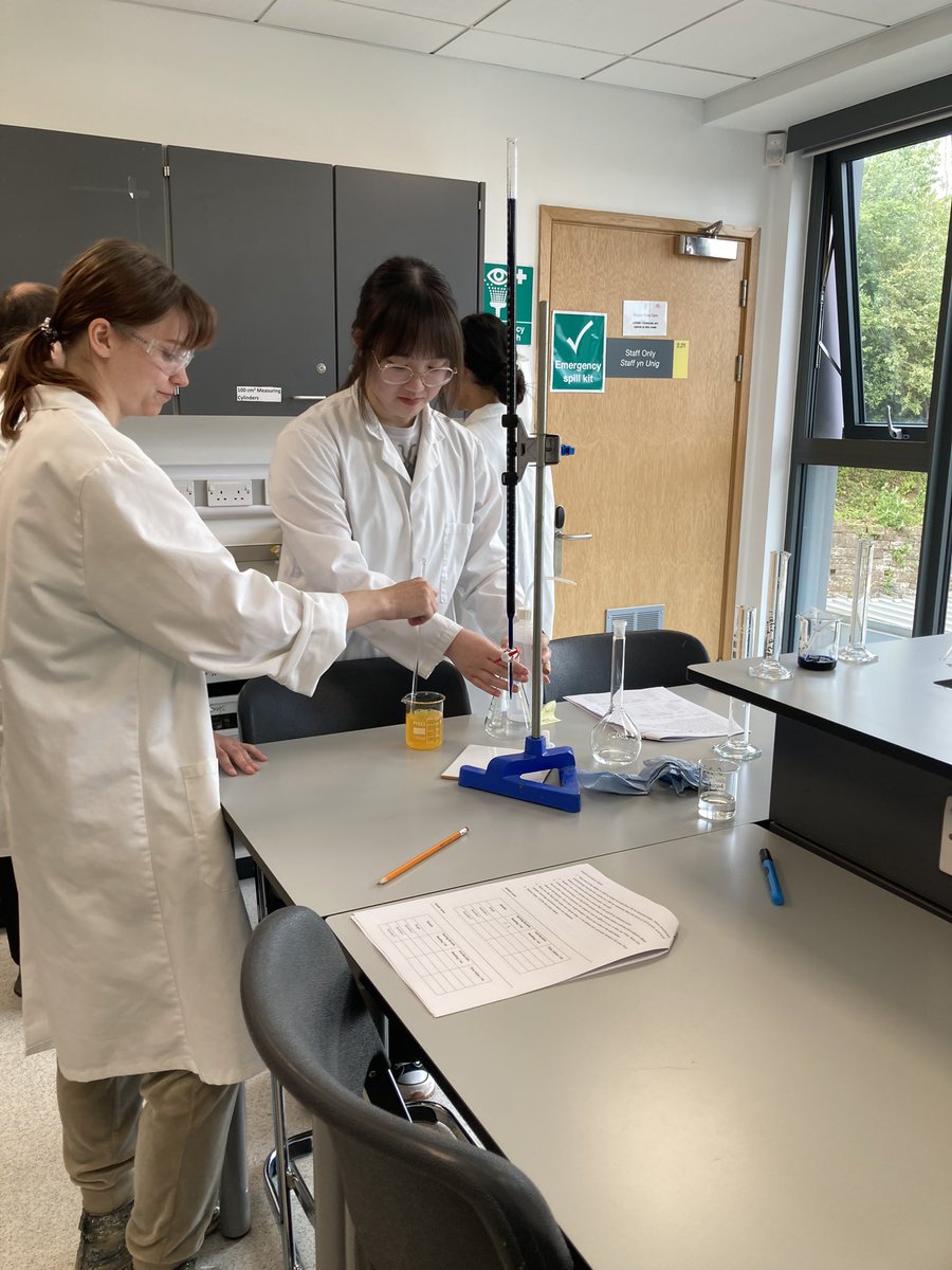 TCMT_SMC's tweet photo. @CollegeMerthyr chemistry students taking part in @RSC_WalesEd Schools analyst competition today. Analysis of vitamin C tablets 🧪👩‍🔬👨‍🔬 https://t.co/OzNgbnrOeR