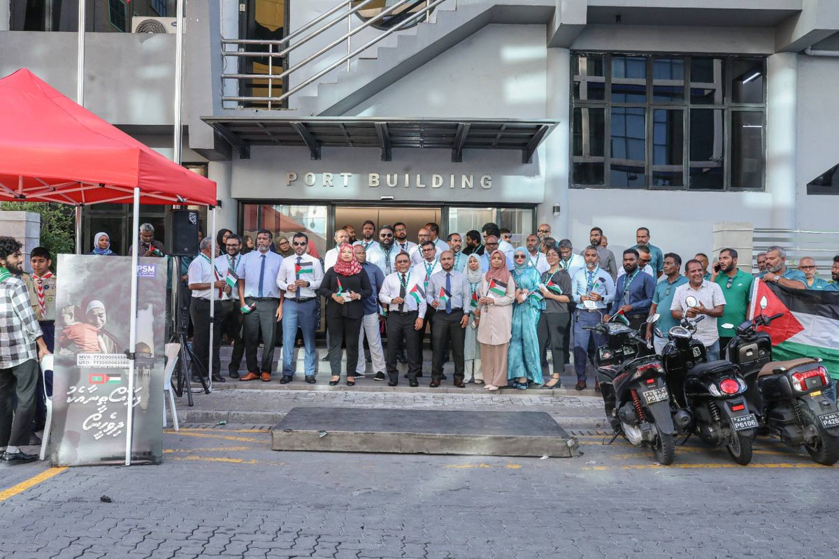 Portmv's tweet photo. ފަލަސްތީނުގެ ލޮބުވެތި އަޙުންނާއި އުޚްތުންނަށް  އެހީވުމަށްޓަކައި ޤައުމީ ފެންވަރުގައި ކުރިއަށް ގެންދާ ހާއްސަ ޓެލެތޯން "ފަލަސްތީނާއެކު ދިވެހިން" ދަށުން އެމް.ޕީ.އެލްގެ ހެޑް އޮފީސް ކުރިމަތީގައި ބަހައްޓާފައިވާ ފަންޑް ފޮއްޓަށް ކުންފުނީގެ ސީ.އީ.އޯ މުޙައްމަދު ވަޖީހް އިބްރާހިމާއި ޗެއަރޕާސަން އާމިނަތު ހަލީމް އާއި ކުންފު��ީގެ ބޯޑު މެމްބަރުންނާއި މެނޭޖްމަންޓްގެ ބޭފުޅުން އަދި ބައެއް މުވައްޒަފުން ވަނީ މިއަދު ހަވީރު ފައިސާ ހަދިޔާކުރައްވައިފަ. 

#falastheenaaekuDhiveheen