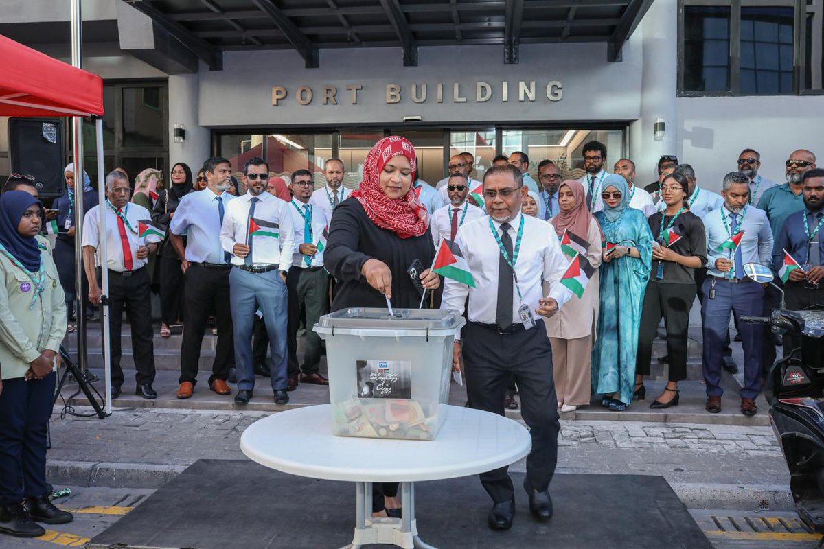 Portmv's tweet photo. ފަލަސްތީނުގެ ލޮބުވެތި އަޙުންނާއި އުޚްތުންނަށް  އެހީވުމަށްޓަކައި ޤައުމީ ފެންވަރުގައި ކުރިއަށް ގެންދާ ހާއްސަ ޓެލެތޯން "ފަލަސްތީނާއެކު ދިވެހިން" ދަށުން އެމް.ޕީ.އެލްގެ ހެޑް އޮފީސް ކުރިމަތީގައި ބަހައްޓާފައިވާ ފަންޑް ފޮއްޓަށް ކުންފުނީގެ ސީ.އީ.އޯ މުޙައްމަދު ވަޖީހް އިބްރާހިމާއި ޗެއަރޕާސަން އާމިނަތު ހަލީމް އާއި ކުންފު��ީގެ ބޯޑު މެމްބަރުންނާއި މެނޭޖްމަންޓްގެ ބޭފުޅުން އަދި ބައެއް މުވައްޒަފުން ވަނީ މިއަދު ހަވީރު ފައިސާ ހަދިޔާކުރައްވައިފަ. 

#falastheenaaekuDhiveheen