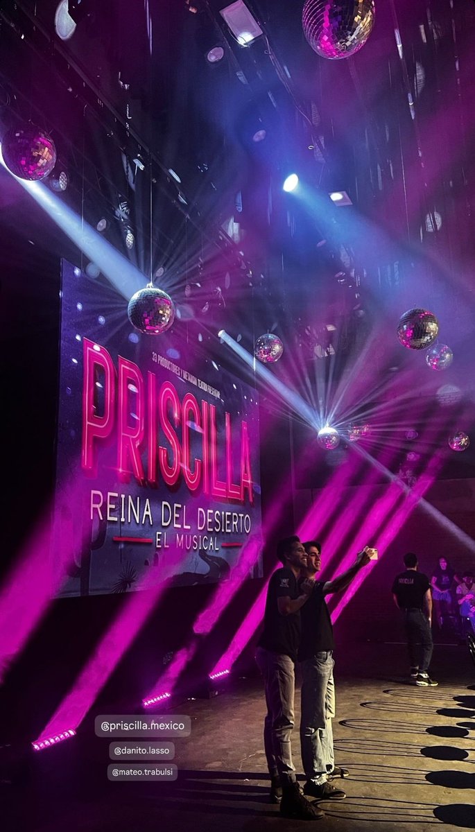 📸 | <a href="/CesiaSaenzOfic/">Cesia Sáenz Oficial 🦁</a> vía IG stories. 
Nos comparte un poco de cómo luce el escenario de la presentación de prensa de la obra de teatro musical "Priscilla, Reina del Desierto" de la cual ella forma parte.
