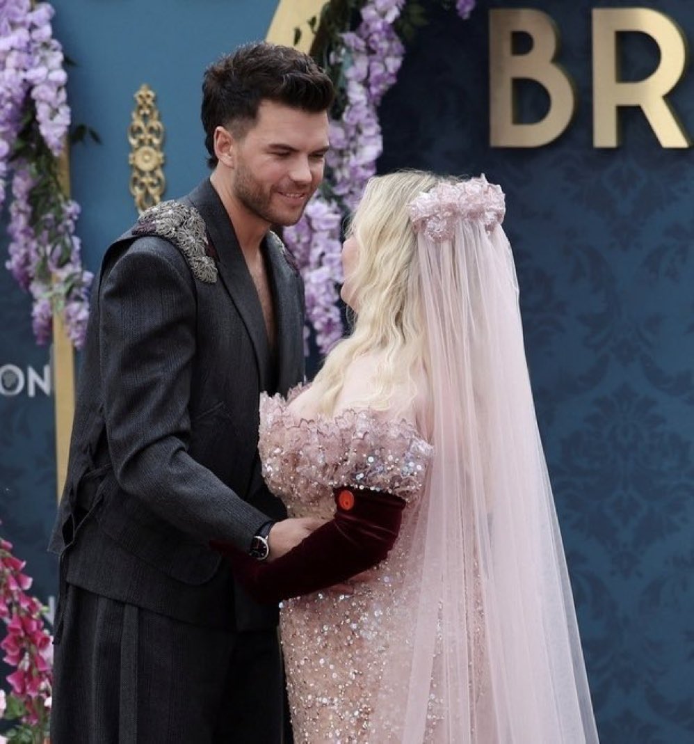 THIS IS THE CRAZIEST PHOTO EVER WHAT DO YOU MEAN.. THEY LOOK FRESHLY MARRIED