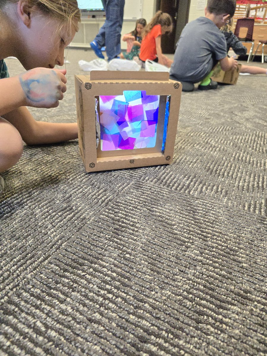AdamYoder_23's tweet image. Campers are refracting light with their glow boxes @CampInvention #concordpride