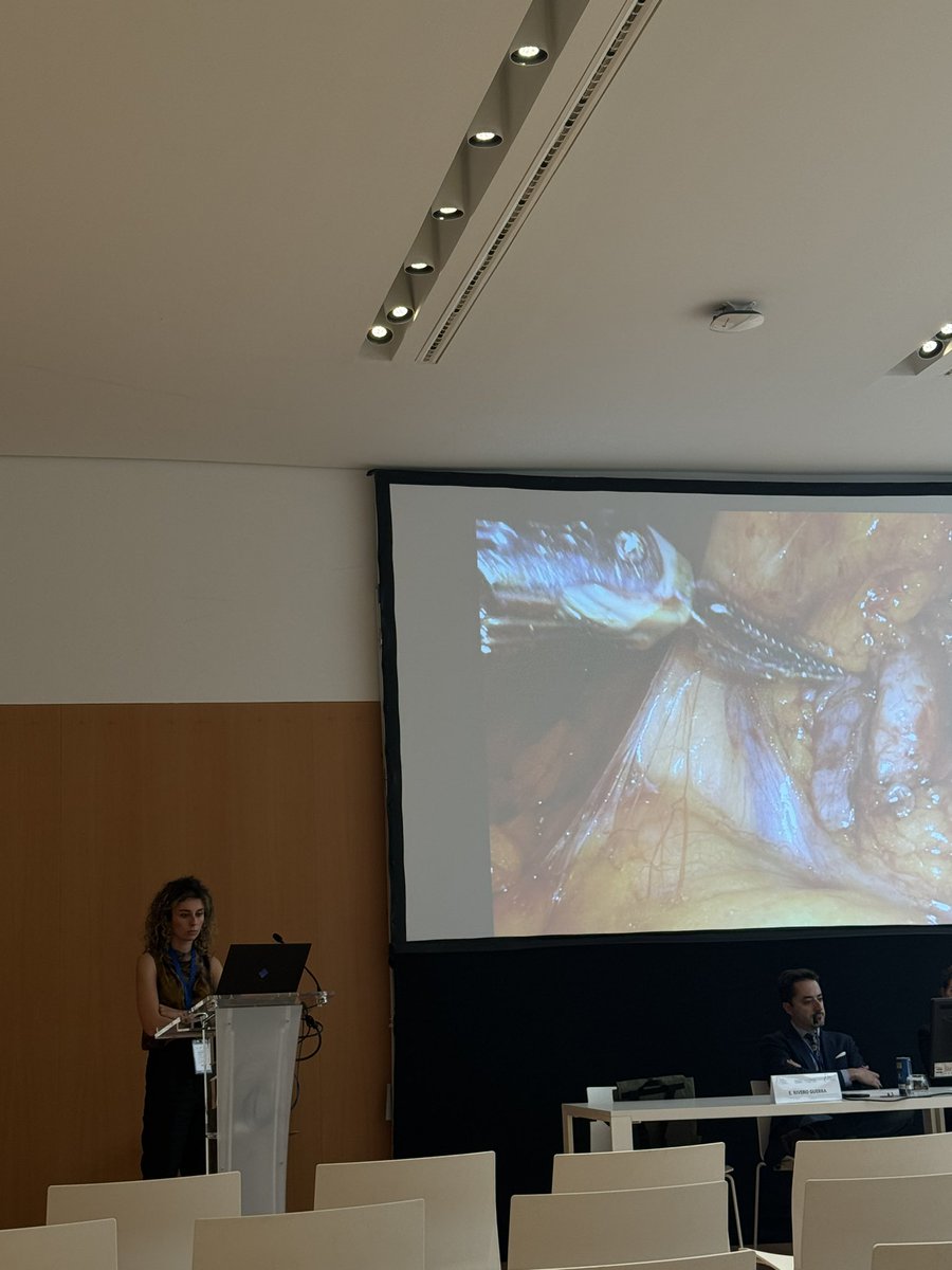 gutierrez_uro's tweet photo. Primer día donde @urologialeon hemos estado muy presentes presentando 2 trabajos, nefrectomía parcial doble de dos tumores sincrónicos y tumor de vesícula seminal y donde nuestro jefe ha moderado una sesión de videos de reimplante ureteral y manejo del verde de indocianina. https://t.co/JEvhqj1KOd