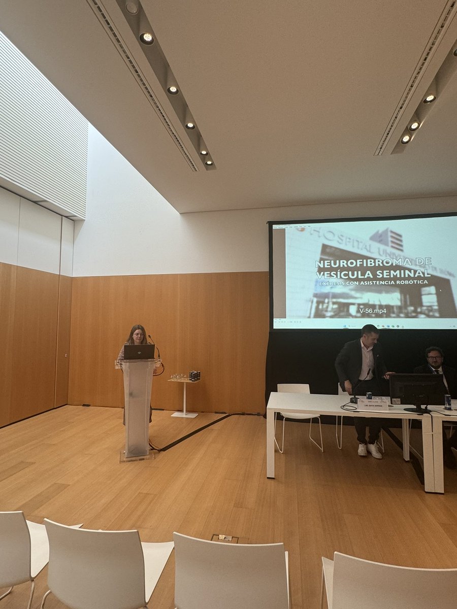 gutierrez_uro's tweet photo. Primer día donde @urologialeon hemos estado muy presentes presentando 2 trabajos, nefrectomía parcial doble de dos tumores sincrónicos y tumor de vesícula seminal y donde nuestro jefe ha moderado una sesión de videos de reimplante ureteral y manejo del verde de indocianina. https://t.co/JEvhqj1KOd